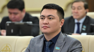 Әйелін туған күнінде &ldquo;көк папкамен&ldquo; құттықтаған депутат Дәулет Мұқаев жұрттың сынына жауап берді