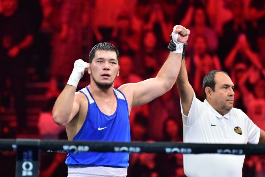 Ол қыздың есегіне зейін қояды.