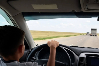 Маңғыстауда баласына көлік тізгіндеткен әке айыппұл арқалады