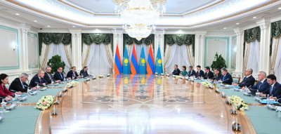 Тоқаев пен Пашинян кеңейтілген құрамда келіссөз жүргізді