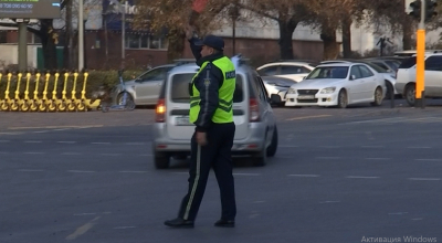 Алматыда жол қозғалысын реттеп тұрған полицейді көлік қағып кетті