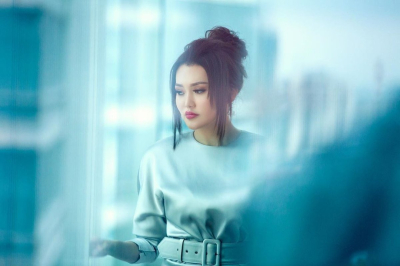 «Көзіме жас келді»: Ерке Есмахан үлкен сахнаға шыға алмай қалғанын айтты