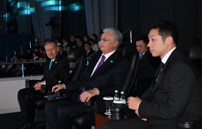 Тоқаев Үстел теннисінен әлемдік жұлдыздардың қатысуымен өтіп жатқан шоу-матчты тамашалады