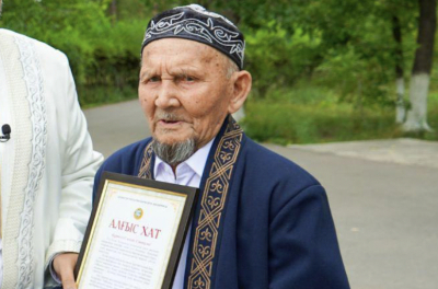 13 жылдан бері қарттар үйінде тұратын қария жинаған ақшасын сырқат балаларға таратып берген