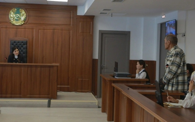 "Қызы айқайдан оянған": Атырауда мұғалім әйелін пышақтап өлтірген зейнеткердің соты басталды