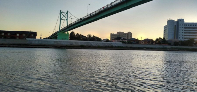 Атырауда ер адам көпірден секіруге оқталған