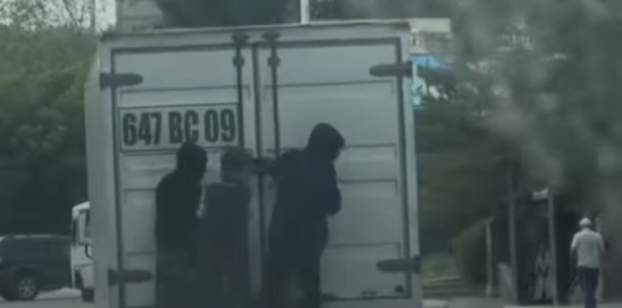 Жүріп бара жатқан көлікке жармасқан балалардың ата-аналары жазаланды