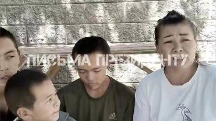 Жамбылдағы балалар құлдығы: Өгей әке қамауда, туыстар әкім мен имамды жауапқа тартуды талап етті