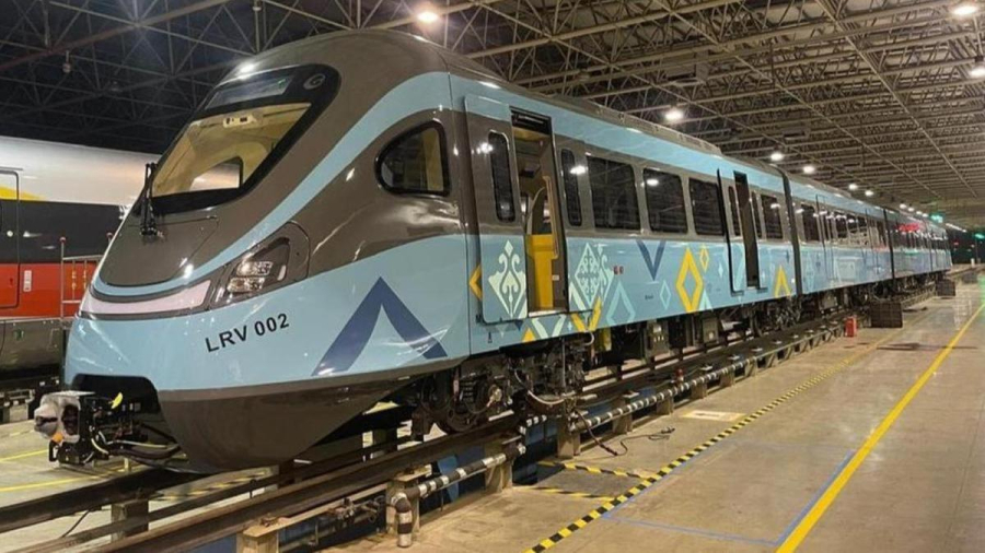 650 жолаушыға дейін сыйдыра алады: LRT-ның алғашқы вагондары Астанаға жіберілді (фото, видео)