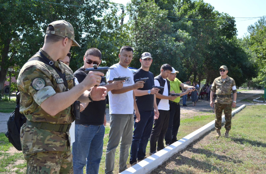 БҚО тілшілері тапанша атып жарысты
