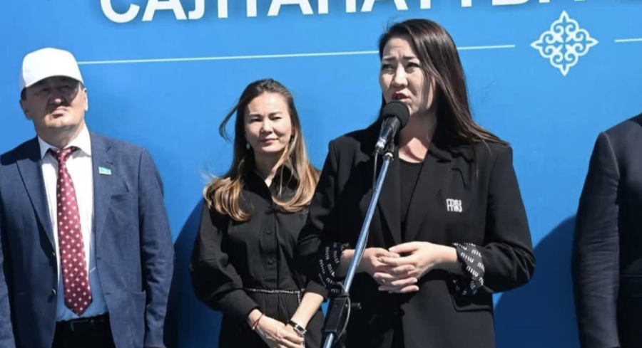 «Құны 2,4 млн теңге»: «Қазақстан халқына» қорының басшысы қымбат костюммен көзге түсті