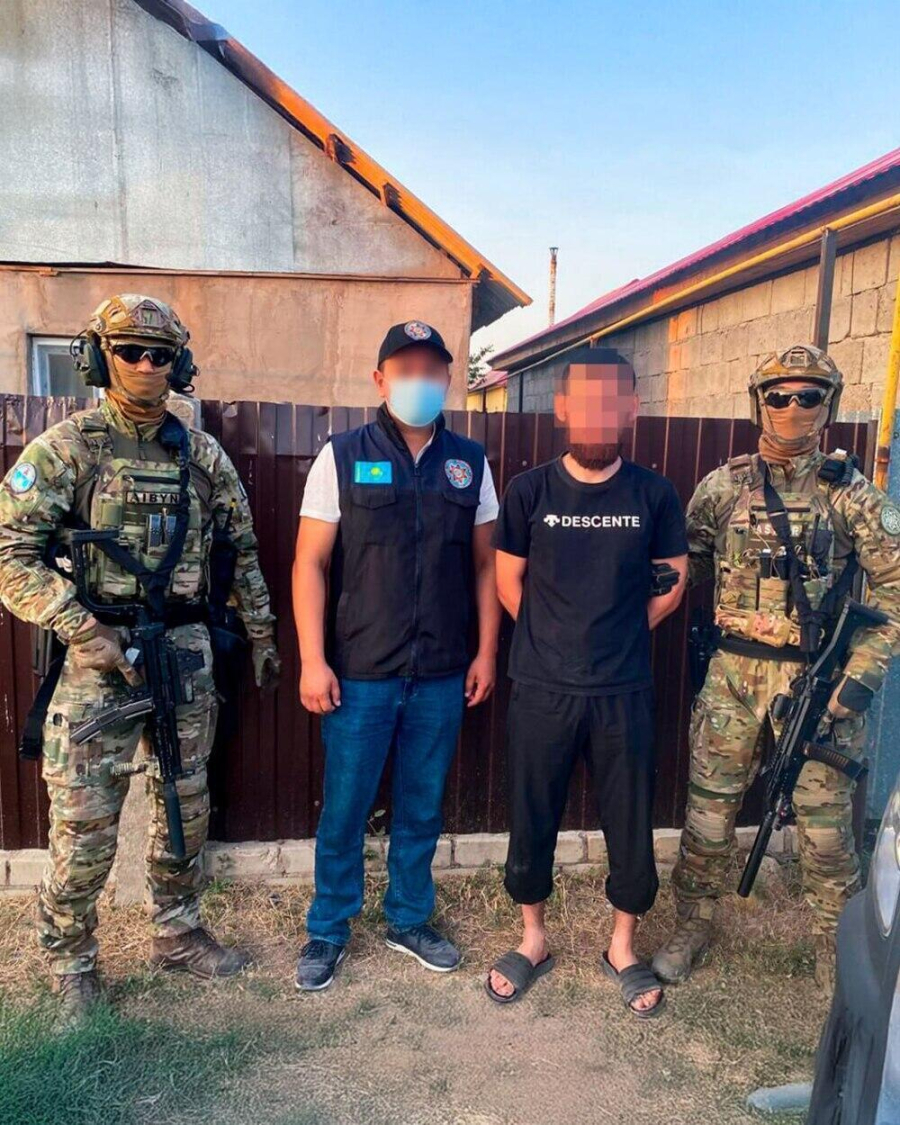 Бизнесмендерден ақша бопсалағандар ұсталды